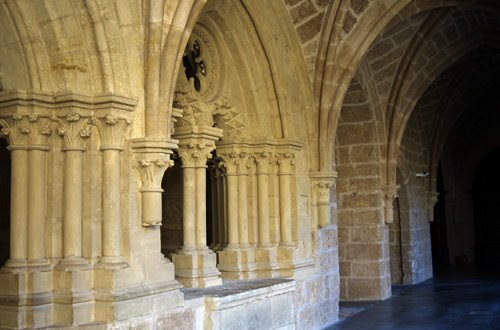 Columnas de entrada y ventanal de la sala capitular del monasterio de Piedra